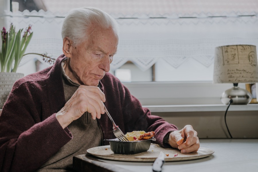 man-alone-with-dementia