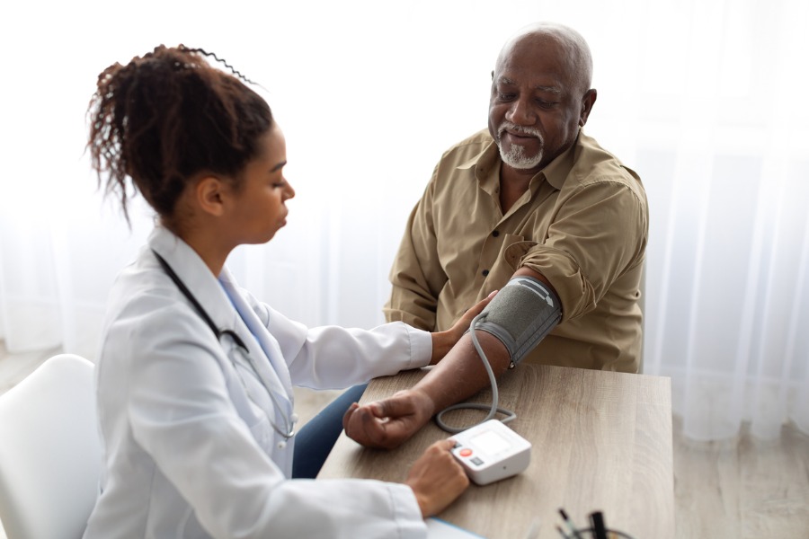 hospice-doctor-with-heart-patient 