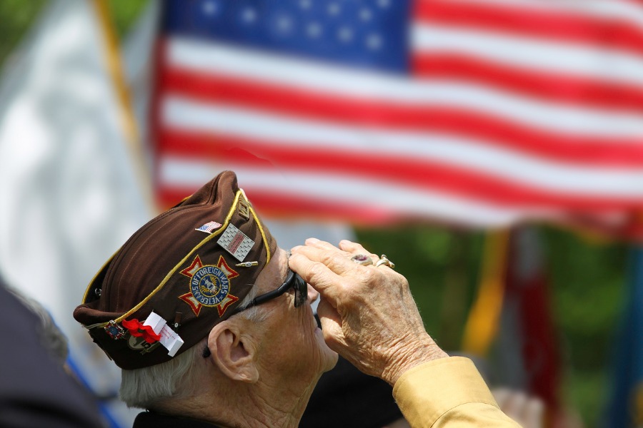 veteran-saluting 