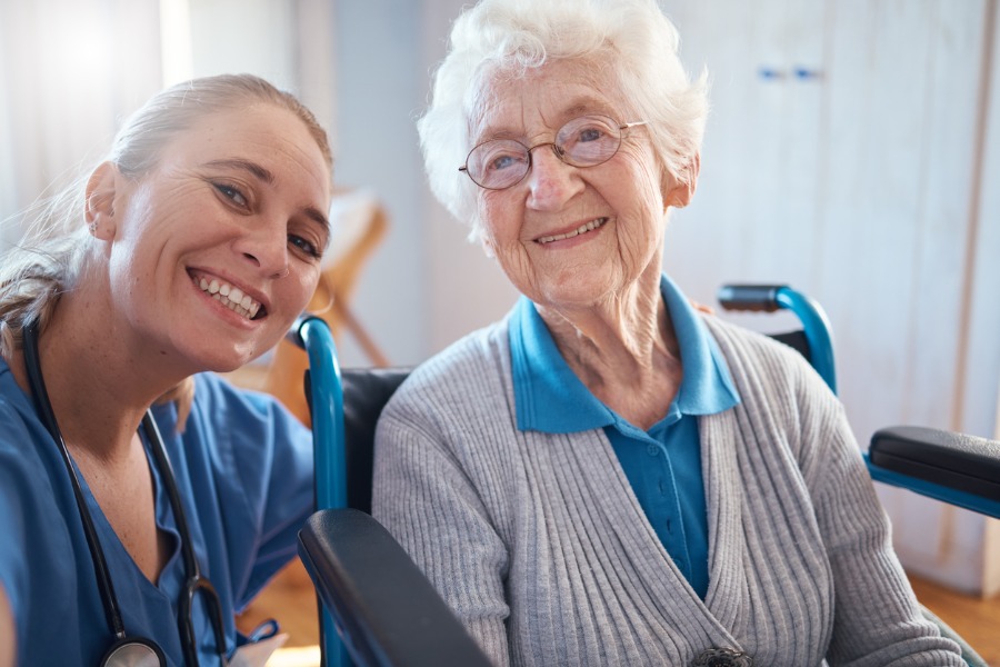 nurse-with-dementia-patient 