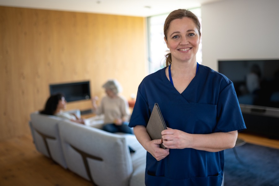 smiling_case_manager_visiting_patient