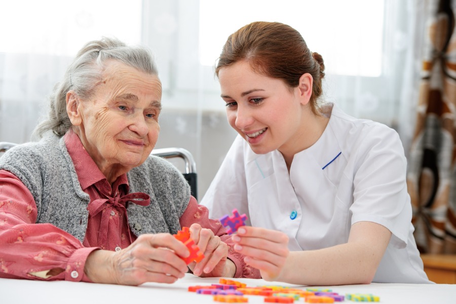senior-with-alzheimers-doing-puzzle