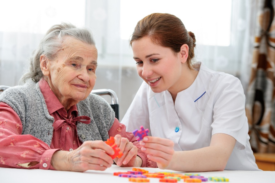 senior-with-alzheimers-doing-puzzle
