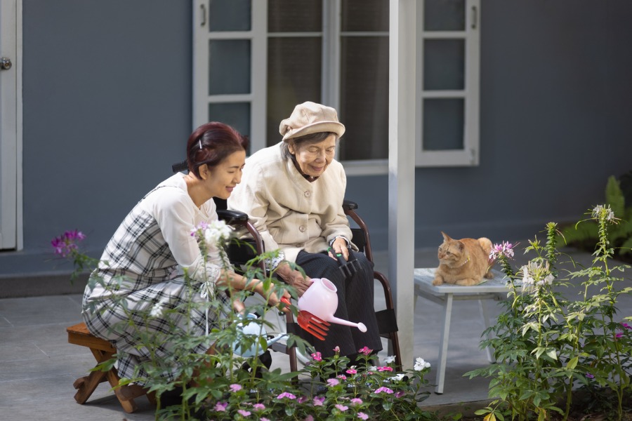 senior-with-alzheimers-at-home