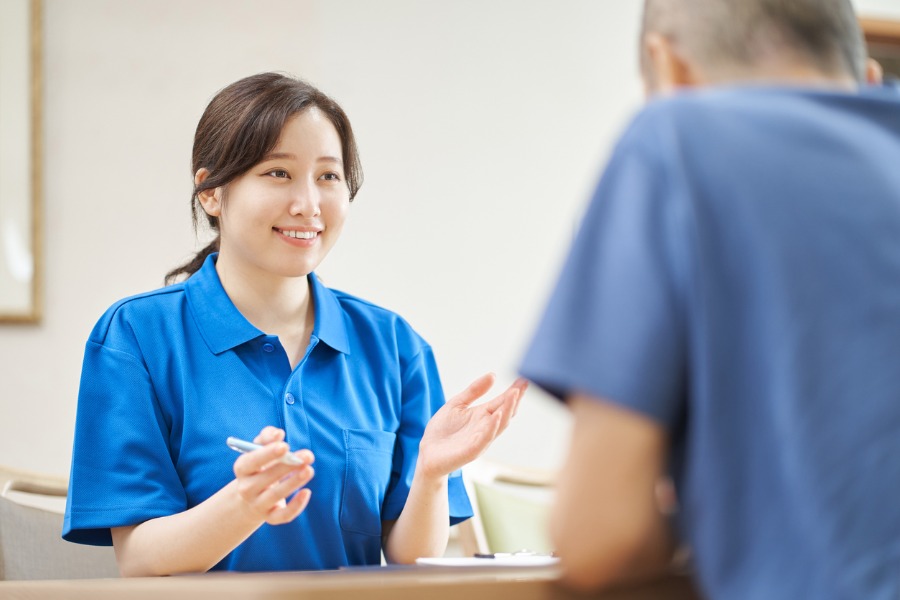 discussing-care-with-senior