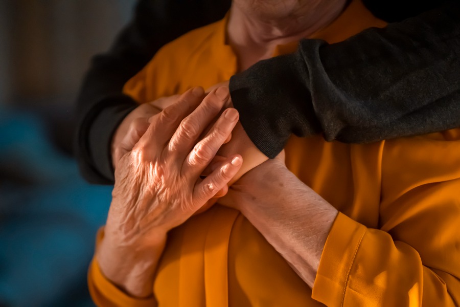 family_supporting_alzheimers_patient